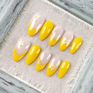 Charming Yellow Toned Almond Press On Nail, Elegant Daisy Decorated Design, Fake/False Nail Ideal for Spring Festivals and Friend Gatherings