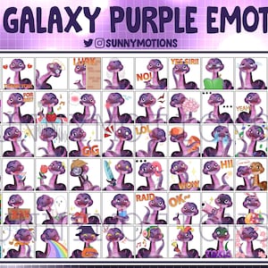Puede incluir: Un conjunto de 60 emojis de serpiente galaxia púrpura con diferentes expresiones y accesorios. Los emojis están dispuestos en una cuadrícula con un borde blanco. El texto "60 GALAXY PURPLE EMOTES" está en la parte superior de la imagen y el texto "@SUNNYMOTIONS" está debajo.
