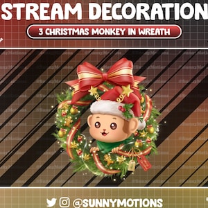 Puede incluir: Una corona de Navidad con un lazo rojo y un mono lindo asomándose. La corona está decorada con ramas de pino verdes, bayas rojas, adornos dorados y un hombre de jengibre. El texto "3 CHRISTMAS MONKEY IN WREATH" se muestra sobre la corona.