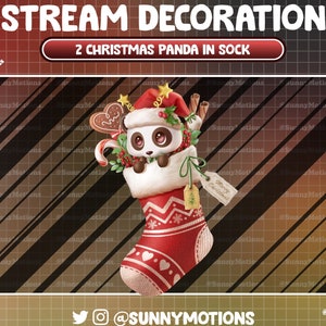 Op de afbeelding: Een rode en witte kerstsok met een panda die een kerstmanmuts draagt ​​erin. De sok is gevuld met snoepstokken, kaneelstokken en andere kersttraktaties. Een label dat aan de sok hangt, heeft de tekst "Prettige Kerst".
