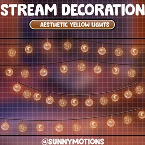 Könnte beinhalten: Vier Reihen von Lichterketten mit kleinen, runden, gelben Glühbirnen. Jede Glühbirne hat einen Halbmond und Sterne darin. Der Text "STREAM DECORATION" und "AESTHETIC YELLOW LIGHTS" befindet sich oben im Bild. Der Text "@SUNNYMOTIONS" befindet sich unten im Bild.