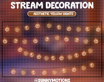 Puede incluir: Cuatro filas de luces de cadena con pequeñas bombillas redondas amarillas. Cada bombilla tiene una luna creciente y estrellas en su interior. El texto "STREAM DECORATION" y "AESTHETIC YELLOW LIGHTS" está en la parte superior de la imagen. El texto "@SUNNYMOTIONS" está en la parte inferior de la imagen.