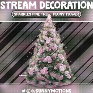 以下が含まれることがあります： ピンクとグリーンのクリスマスツリーは、ピンクのリボン、ピンクの花、シルバーのオーナメントで飾られています。ツリーはピンクとブラックの斜めストライプの背景の上にあります。ツリーの上に「SPARKLES PINE TREE - PEONY FLOWER」というテキストがあります。ツリーの下に「@SUNNYMOTIONS」というテキストがあります。