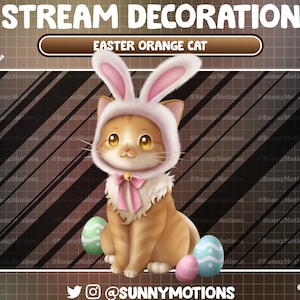 Peut inclure: Un chat tabby orange portant un costume de lapin rose avec des oreilles tombantes et un nœud rose. Le chat est assis sur un fond à carreaux brun et noir avec deux œufs de Pâques pastel.
