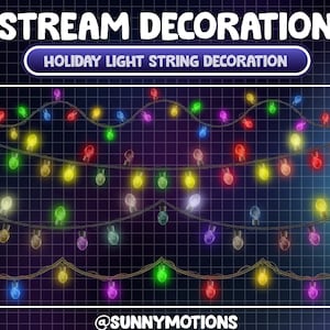 Op de afbeelding: Meerkleurige lichtsnoer met een rasterachtergrond. De tekst "STREAM DECORATION" en "HOLIDAY LIGHT STRING DECORATION" staat bovenaan de afbeelding. De tekst "@SUNNYMOTIONS" staat onderaan de afbeelding.