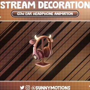 Può includere: Un supporto per cuffie rosa e marrone a forma di orecchio di mucca con un'impronta di zampa sull'auricolare. Il supporto è su uno sfondo a strisce marroni e nere. Il testo "COW EAR HEADPHONE ANIMATION" è su uno striscione bianco sopra il supporto.