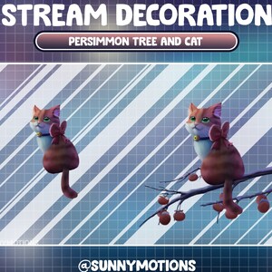 Può includere: Un'illustrazione di un gatto di cartone animato con un fiocco rosso seduto su un ramo di un albero di cachi con cachi arancioni. Il testo "PERSIMMON TREE AND CAT" è visualizzato sopra l'immagine.