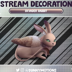 Puede incluir: Un conejo rosa con alas de plumas marrones y una cola esponjosa. El conejo tiene ojos verdes y está sentado sobre un fondo a rayas. El texto "SKVADER RABBIT" está por encima del conejo. El texto "STREAM DECORATION" está en la parte superior de la imagen. El texto "@SUNNYMOTIONS" está en la parte inferior de la imagen.