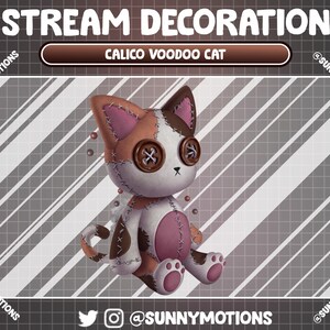 Puede incluir: Un juguete de peluche de gato vudú calico hecho de tela marrón, blanca y rosa. El gato tiene grandes ojos de botón y una sonrisa cosida. El juguete está sentado sobre un fondo a cuadros gris y blanco.