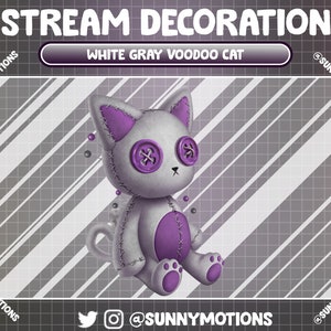 Puede incluir: Un juguete de peluche de gato vudú blanco y gris con detalles morados. El gato tiene grandes ojos de botón y una sonrisa cosida. El juguete está sentado sobre un fondo a rayas gris y blanco.
