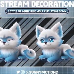 Pode incluir: Duas ilustrações de desenhos animados de um filhote de lobo branco e azul deitado. O filhote à esquerda tem os olhos fechados e o filhote à direita tem os olhos abertos. O fundo é um padrão de listras pretas e brancas.