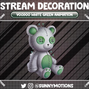Op de afbeelding: Een witte en groene voodoo-stijl teddybeer met knoopjesogen en pinnen die eruit steken. De beer zit op een grijs en zwart geruite achtergrond. De tekst "VOODOO WHITE GREEN ANIMATION" wordt boven de beer weergegeven.