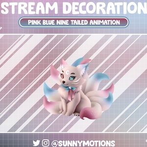 Puede incluir: Una ilustración de un zorro de nueve colas rosa y azul con un cuerpo blanco y un lazo rosa y azul. El fondo es un patrón de rayas rosa y blanco. El texto "STREAM DECORATION" y "PINK BLUE NINE TAILED ANIMATION" está en la parte superior de la imagen.