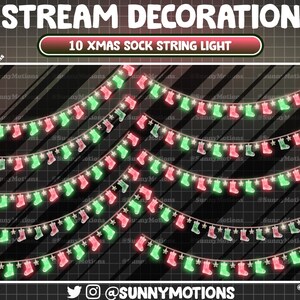 Puede incluir: Una ilustración digital de una cadena de luces navideñas con forma de calcetines. Las luces son rojas y verdes y tienen un efecto brillante. El fondo es un patrón de cuadrícula en blanco y negro. El texto "STREAM DECORATION 10 XMAS SOCK STRING LIGHT" está en la parte superior de la imagen.