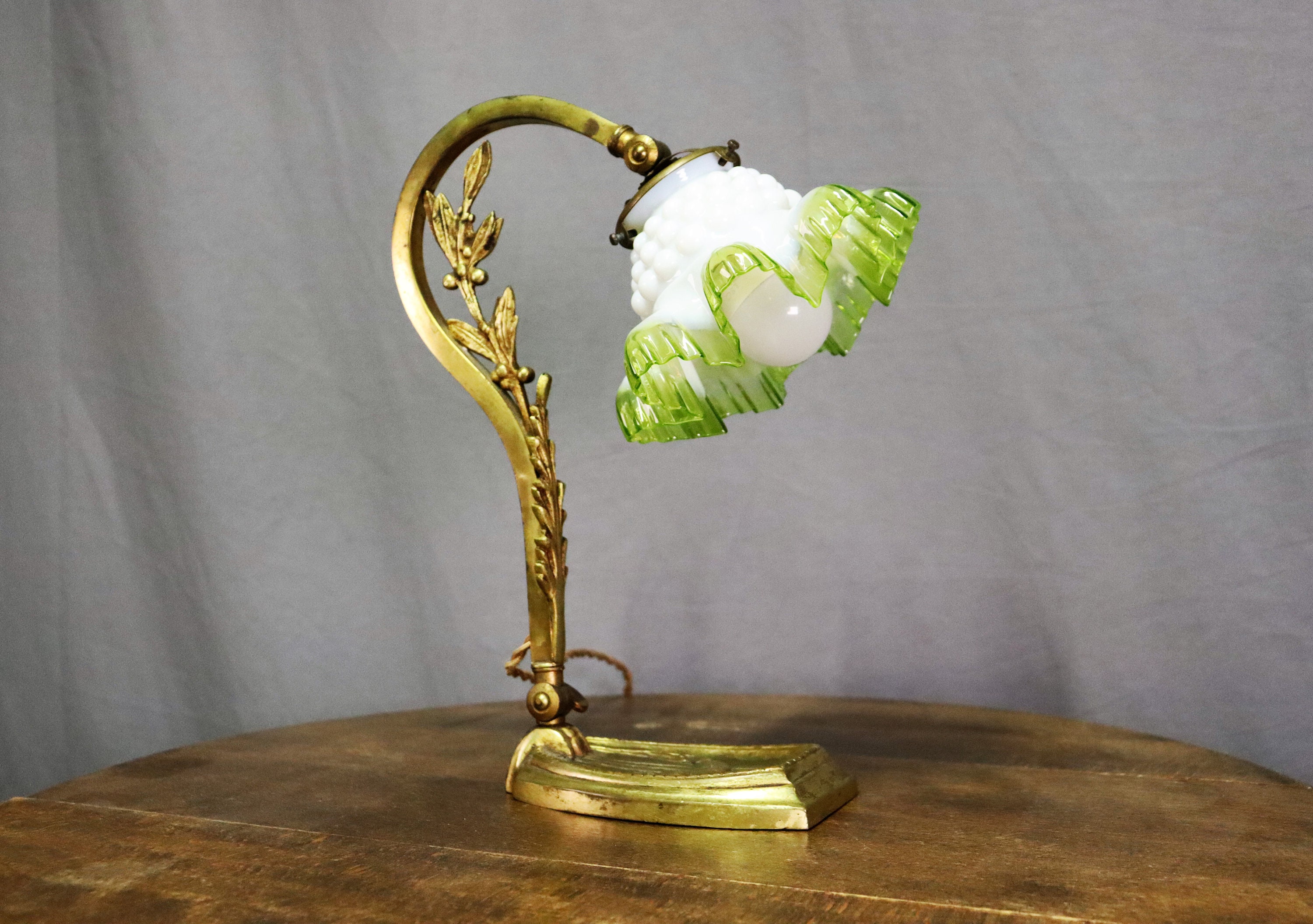 lampe de bureau style art nouveau avec pieds floraux en laiton et abat-jour verre coloré années 1950 | st.77