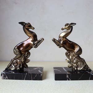 A set of French art deco bookends, deers on a marble base (ST.94)