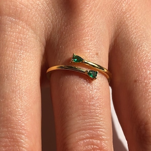 Ring vergoldet wasserfest aus Edelstahl Größenverstellbar Smaragdgrüne und Rubinrote Steine Bild 3