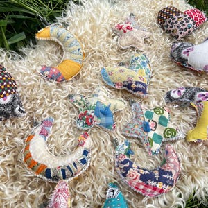 Llaveros acolchados vintage hechos a mano, llaveros acolchados con corazones, lunas y estrellas, y móviles para cochecito y silla de coche.