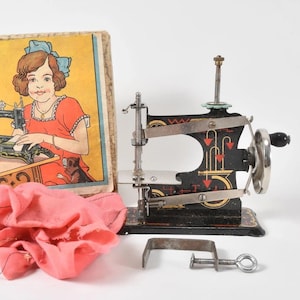 Vintage Art Deco Spielzeug Nähmaschine in Original Box - Zinn Handkurbel Modell No.10 - 13,5 cm Box
