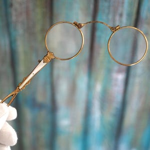 Antike Lorgnon-Lorgnette mit Perlmutteinlage - Henkel 130 mm - 110 mm Breite - 39mm-Linsen - Klapp-Opernglas