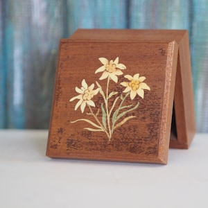 Piccola scatola portagioie vintage in legno di mogano fatto a mano, tema fiori intarsiati Edelweiss, opera d'arte intarsiata di Sorrento, menta