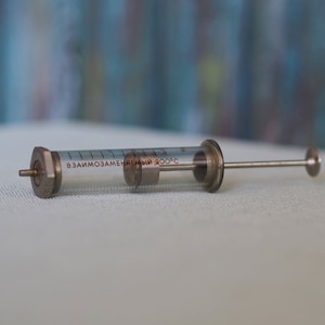 Seringue en verre vintage de l&#39;URSS Injecteur hypodermique médical réutilisable