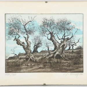 Peut inclure: Une gravure en noir et blanc d'un paysage avec plusieurs arbres noueux. Les arbres sont nus et ont beaucoup de caractère. Le ciel est bleu clair avec quelques nuages. La gravure est signée et numérotée 176/150.