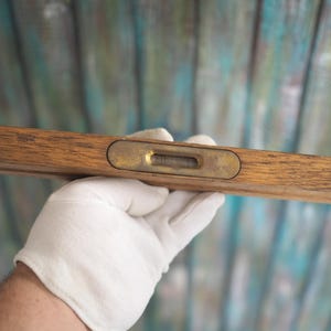 Vintage vattenpass i ek, vintage bubbelvattenpass. Vintage träverktyg, vattenpass i ek