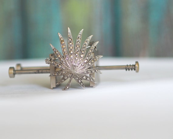 Leaf  -  Vintage solid silver brooch - silver mar… - image 1