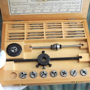 Bergeon 30322 schweizisk gängtapp och gängskärsats för urmakeri | Verktygssats för vintageurverkstad i träfodral | | Tillverkad i Schweiz
