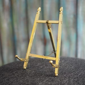 Supporto per foto in ottone vintage con cavalletto – Mini espositore decorato per foto, biglietti d'auguri o cartoline – Supporto pieghevole con cornice in metallo dorato