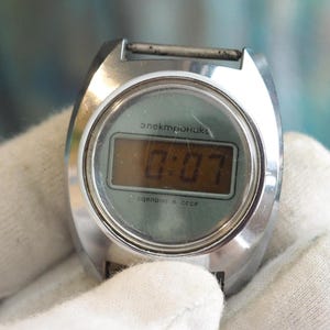 Vintage Elektronika USSR Digital Quartz Watch – 37mm – Working Display – For Parts or Repair