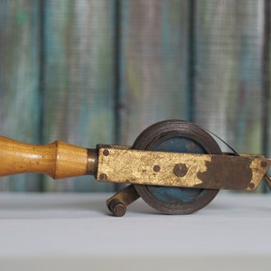 Nastro di misurazione vintage in ottone e acciaio con meccanismo di avvolgimento, 5 metri, strumento di misurazione vintage, arredamento industriale