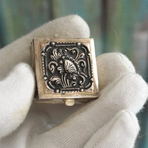 Antique Sterling Silver Pill Box – Ornate Floral Engraving, 31x31mm, 25g
