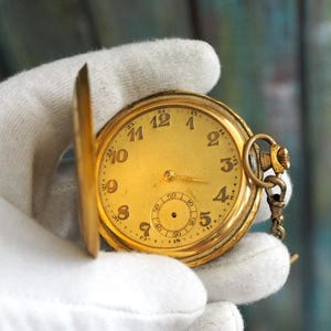 Vintage Gold Plated Pocket Watch – 51mm Case, Etched Cover, Mechanical – Not Working for Display or Parts