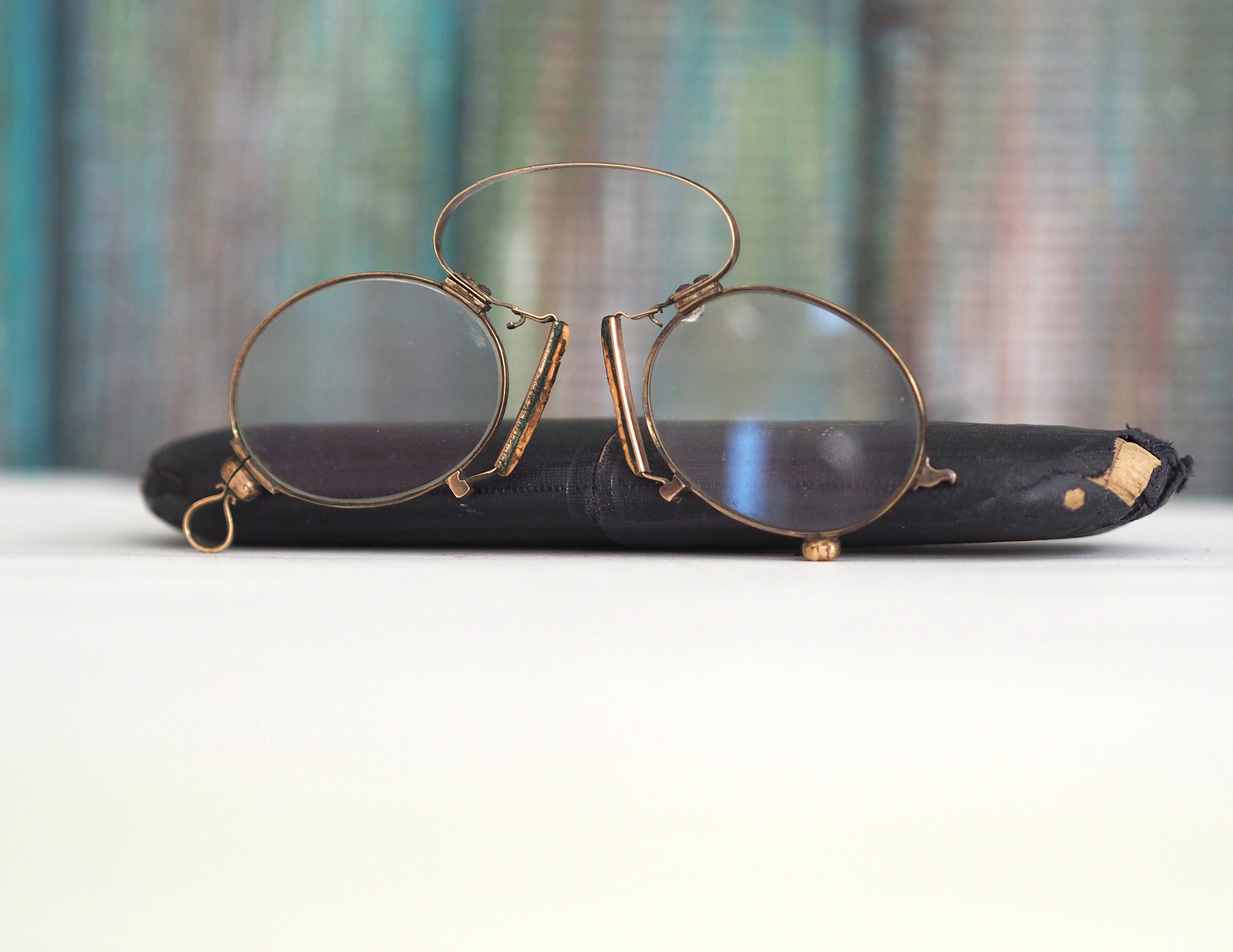 What are Pince-nez Glasses?