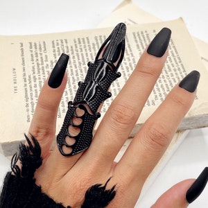 Finger armor Goth ring | Black full finger ring | Witchy finger claws | Medieval Alt jewelry | Gothic armor ring | Cool rings | Goth jewelry