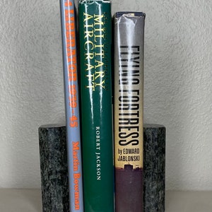 Ensemble de livres d’avions militaires
