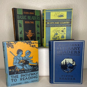 Pode incluir: Quatro livros de leitura infantis vintage com capas coloridas. Os livros são intitulados "Basic Readers", "In City and Country", "The Pathway to Reading" e "Wheeler's Literary Readers".