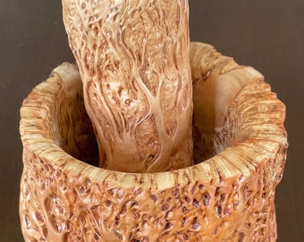 Natuurlijke Masur berken vijzel en stamper. Handgemaakte houten kruidenmolen met live randen en keukendecor.