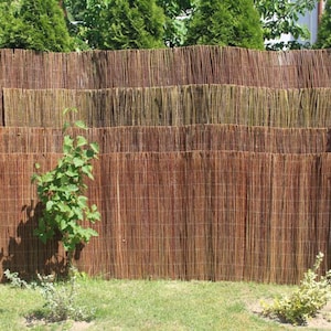 Handgefertigtes Gartenzaun-Panel aus Weide: Rustikaler Sichtschutz für den Außenbereich