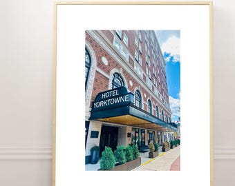 Impresión fotográfica del Hotel Yorktowne: Escena callejera en York, Pensilvania (Descarga digital)