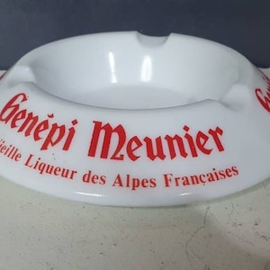 Cinzeiro publicitário de bistrô em vidro branco francês, fabricado na França Génépi Meunier