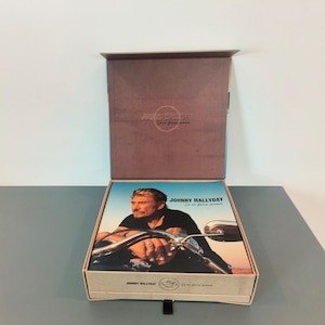 Magnificent Johnny Hallyday Limited Collector&#39;s Edition Box Set, “Ça ne finira jamais”. CD, 45 Tours, 10 Photos, Lyrics Booklet