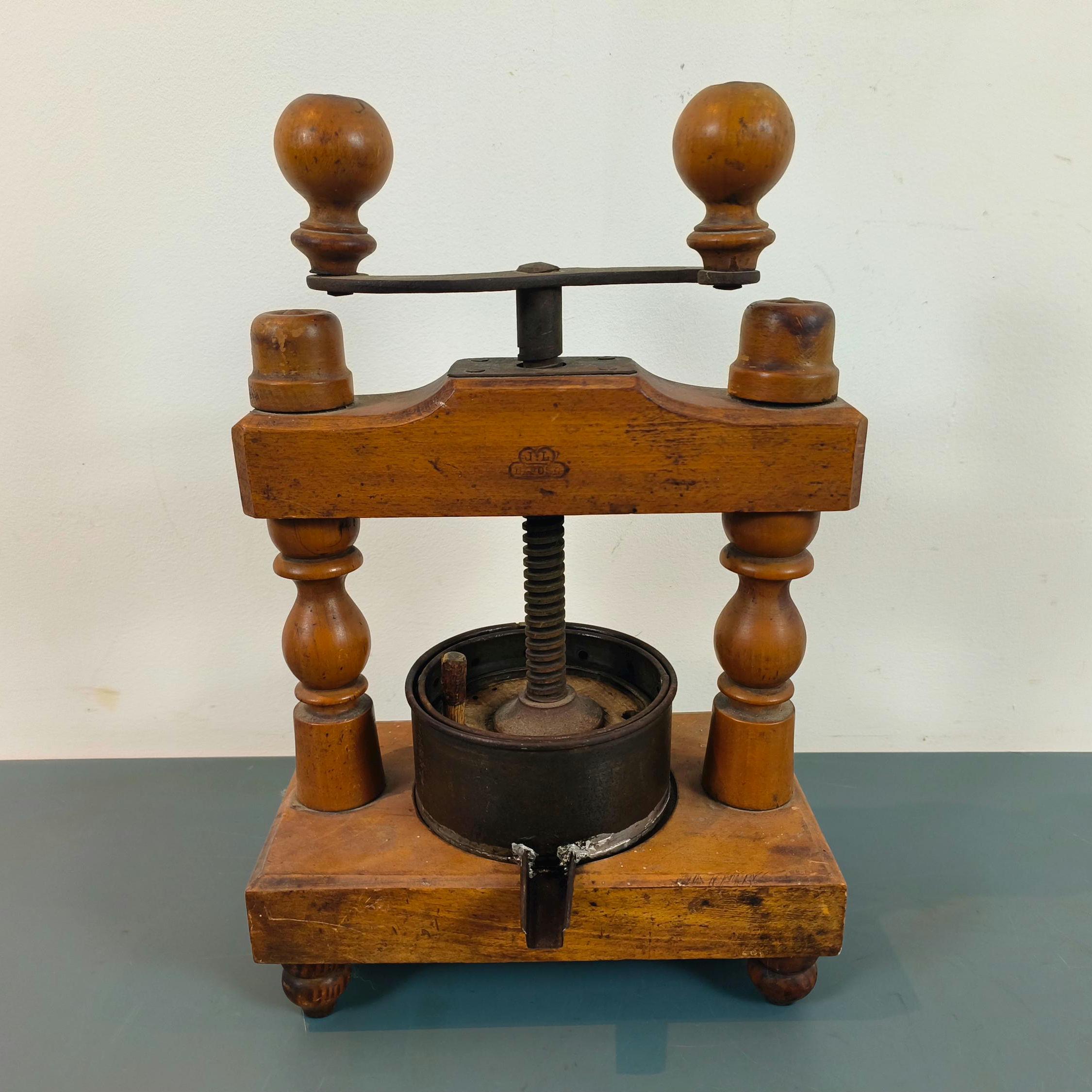 Presse agrumes de cuisine vintage - France