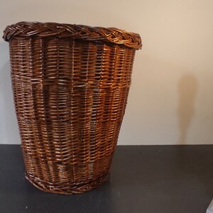 Ancienne grande corbeille en osier vernis, panier à linge, vannerie, rotin, rangement, made in France zdjęcie 9