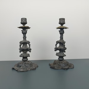 PAIRE DE BOUGEOIRS DE STYLE LOUIS XVI , D'APRES UN MODELE DE PIERRE GOUTHIERE, S