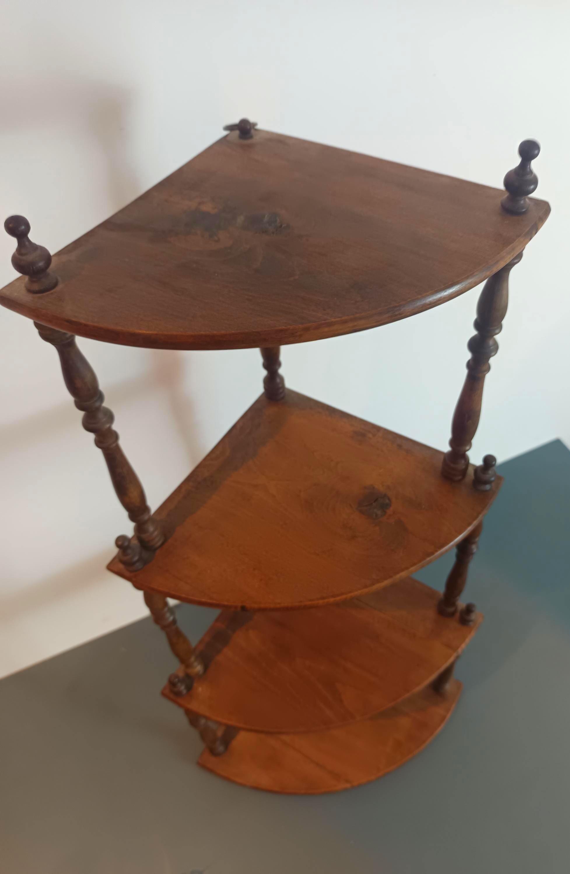 フランス製のアンティークなヴィンテージ木製壁掛けコーナーシェルフ