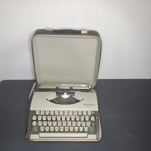 OLYMPIA de LUXE typewriter, Vintage typewriter 1960, Travel typewriter with travel bag, Antique typewriter