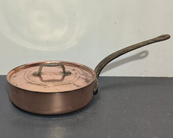 Alter Kupfertopf und sein Deckel, Kupfertöpfe, Kunstdekoration, Küchenkunst, Hergestellt in Frankreich